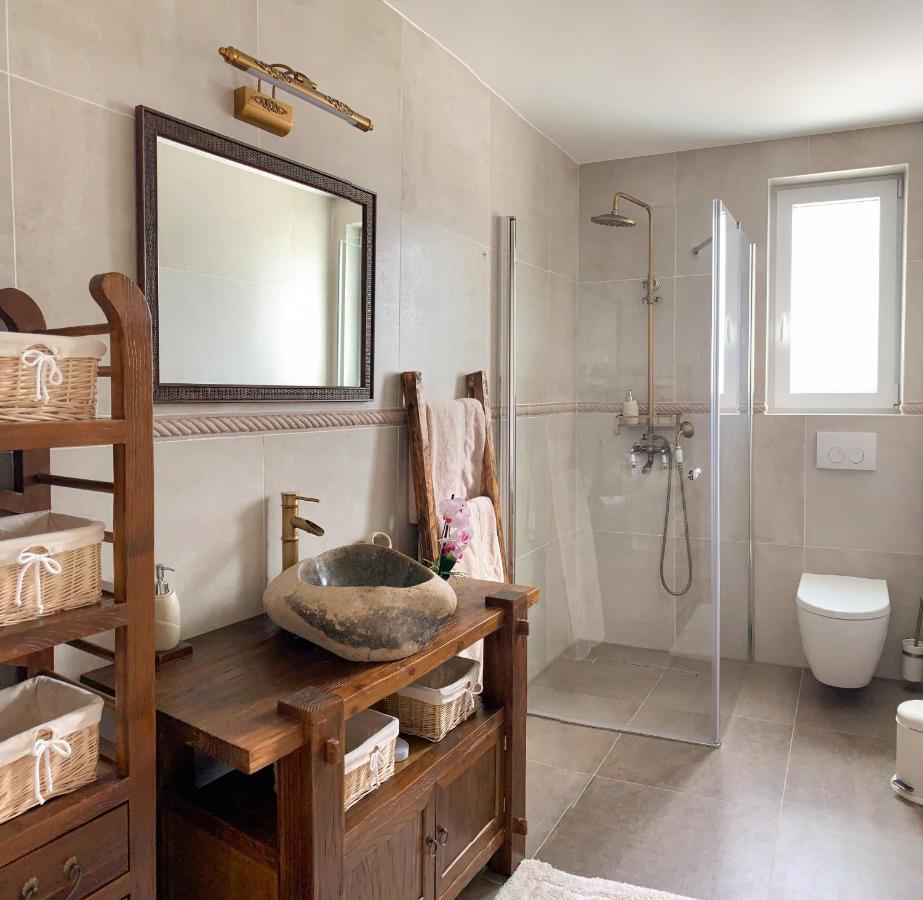 Villa Alara - Charming Villa With Heated Swimming Pool Milohnici Exterior foto